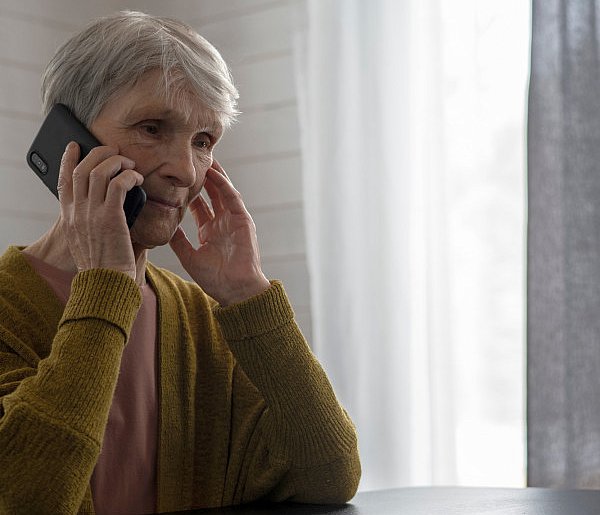 „Babciu, mama miała wypadek”. Seniorka oddała oszustowi oszczędności!-35485