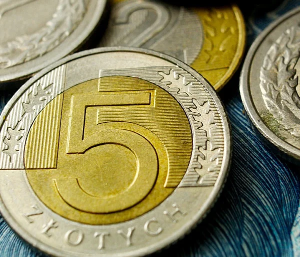 Setki tysięcy Polaków otrzymały nowe świadczenie. Co z resztą?-35502