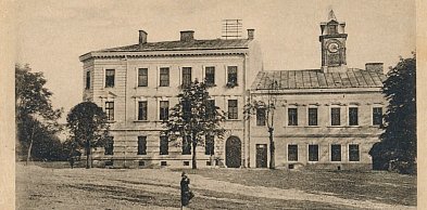 Szkoła, dyliżanse i zapach wiśniowego laku. Tajemnice urzędu pocztowego w Gorlicac