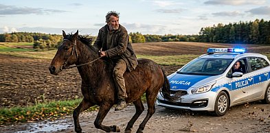 Pijany galopował konno po drodze. Nietypowa interwencja policji