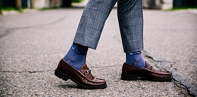 Różnica między mokasynami a loafersami męskimi – koniec z modowymi pomyłkami!