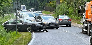 Czołowe zderzenie śmieciarki z osobówką na ulicy Dukielskiej [FOTO]