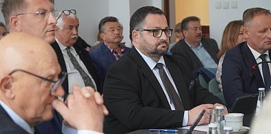 „Wypasione starostwo” czy konieczna inwestycja? Burza o kredyt na ponad 30 mln zł