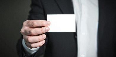 Wizytówka wciąż ma znaczenie, czyli dlaczego mały format może pracować na duży wiz