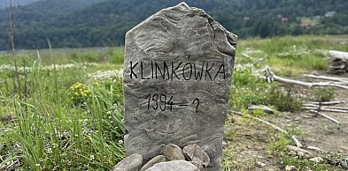 Symbol końca Klimkówki? Nagrobek stanął na odsłoniętym dnie [FOTO]