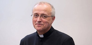 Pochodzi z Gorlic. Papież Leon XIV mianował go biskupem pomocnicznym