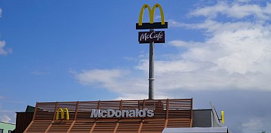 Widać go z daleka. Pylon McDonald's już stoi w Gorlicach [FOTO]