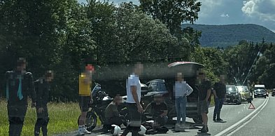 Wypadek z udziałem motocyklisty na DK28 w Ropie. Trwa akcja ratunkowa