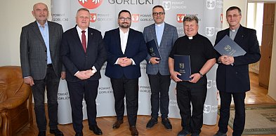 Pieniądze popłyną do parafii. Powiat Gorlicki wspiera ochronę zabytków