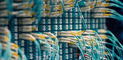 Chłodzenie hybrydowe w data center – kiedy warto łączyć powietrze, ciecz i free...