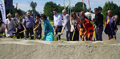 24 łopaty na start inwestycji. Rusza budowa ronda w Bieczu [FOTO]