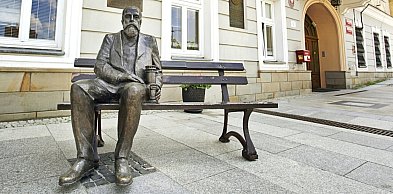 Ławeczka Łukasiewicza do modernizacji? Miasto analizuje nietypowy projekt