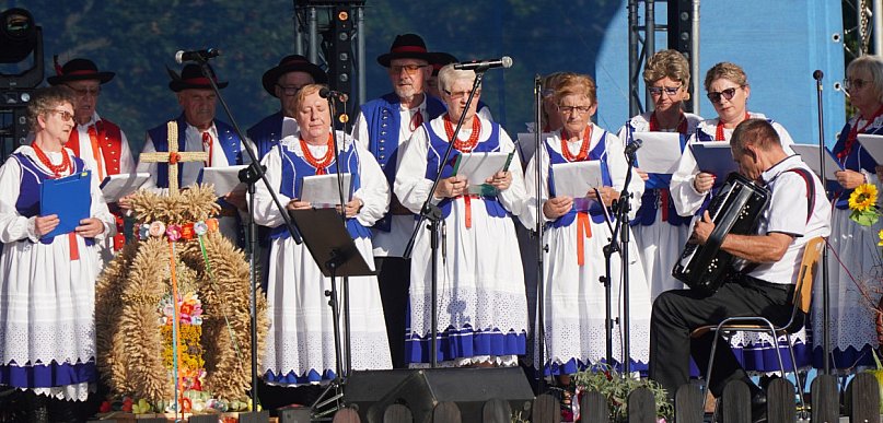 Dożynki Gminne w Ropie. Tradycja, muzyka i podziękowania dla rolników [FOTO]