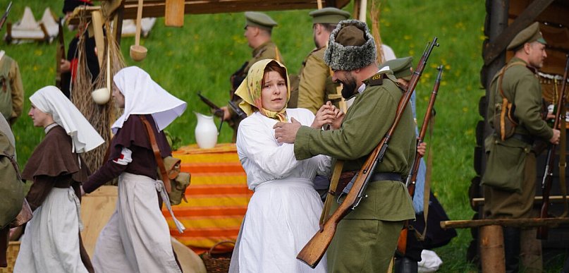 Niezapomniana rekonstrukcja w Sękowej. Bitwa, dymy i miłość na polu walki [FOTO]