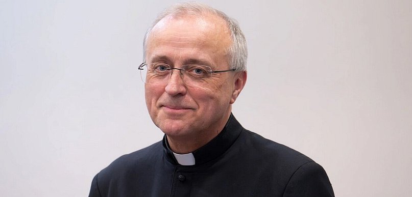 Pochodzi z Gorlic. Papież Leon XIV mianował go biskupem pomocnicznym