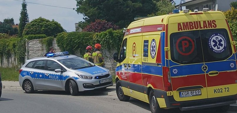 Gorlice. Samochód z impetem uderzył w ogrodzenie [FOTO]