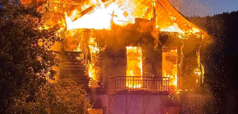 Pożar w Wysowej-Zdroju. Mężczyzna wyskoczył z płonącego budynku [FOTO]
