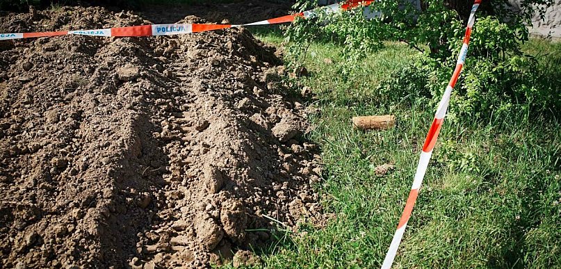 Niewybuch na prywatnej posesji. Policja zabezpiecza teren! [FOTO]