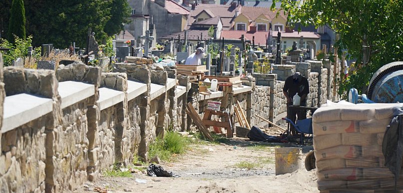Coraz większy postęp prac przy murze cmentarza w Gorlicach [FOTO]