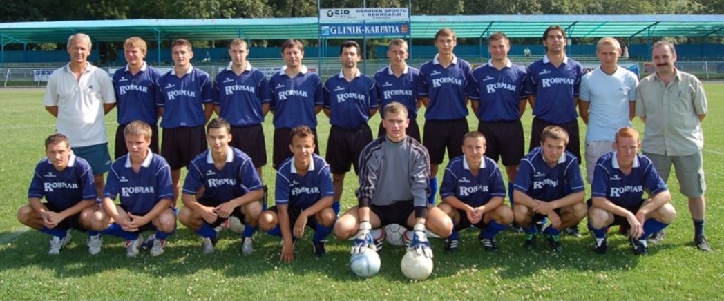 Zdjęcie zespołowe drużyny w sezonie 2006/2007 (Jarosław Królewski, drugi po lewej, dolny rząd) - foto archiwum GKS Glinik