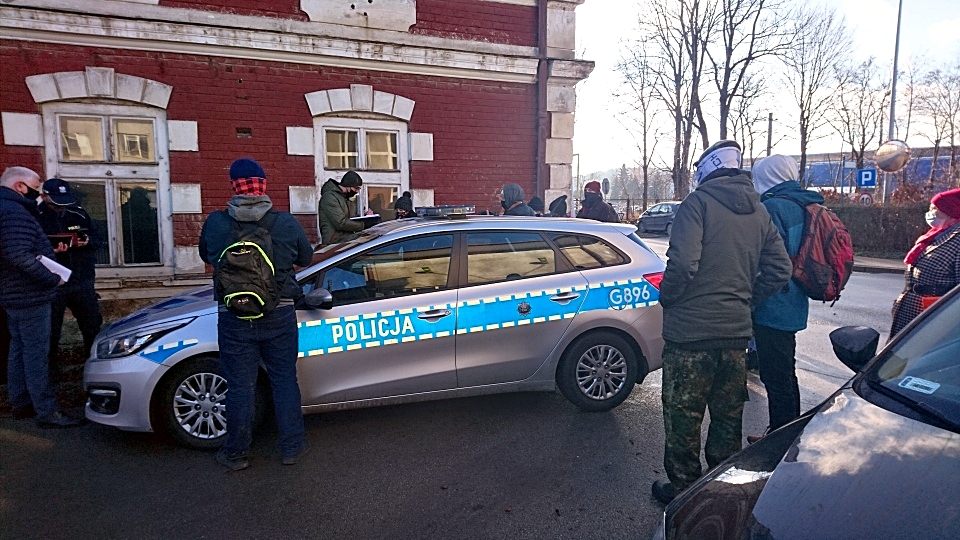 wtorek 15 grudnia 2020, godz. 10.00 do wejścia na teren rafinerii przygotowuje się komornik, policja oraz geodeci 