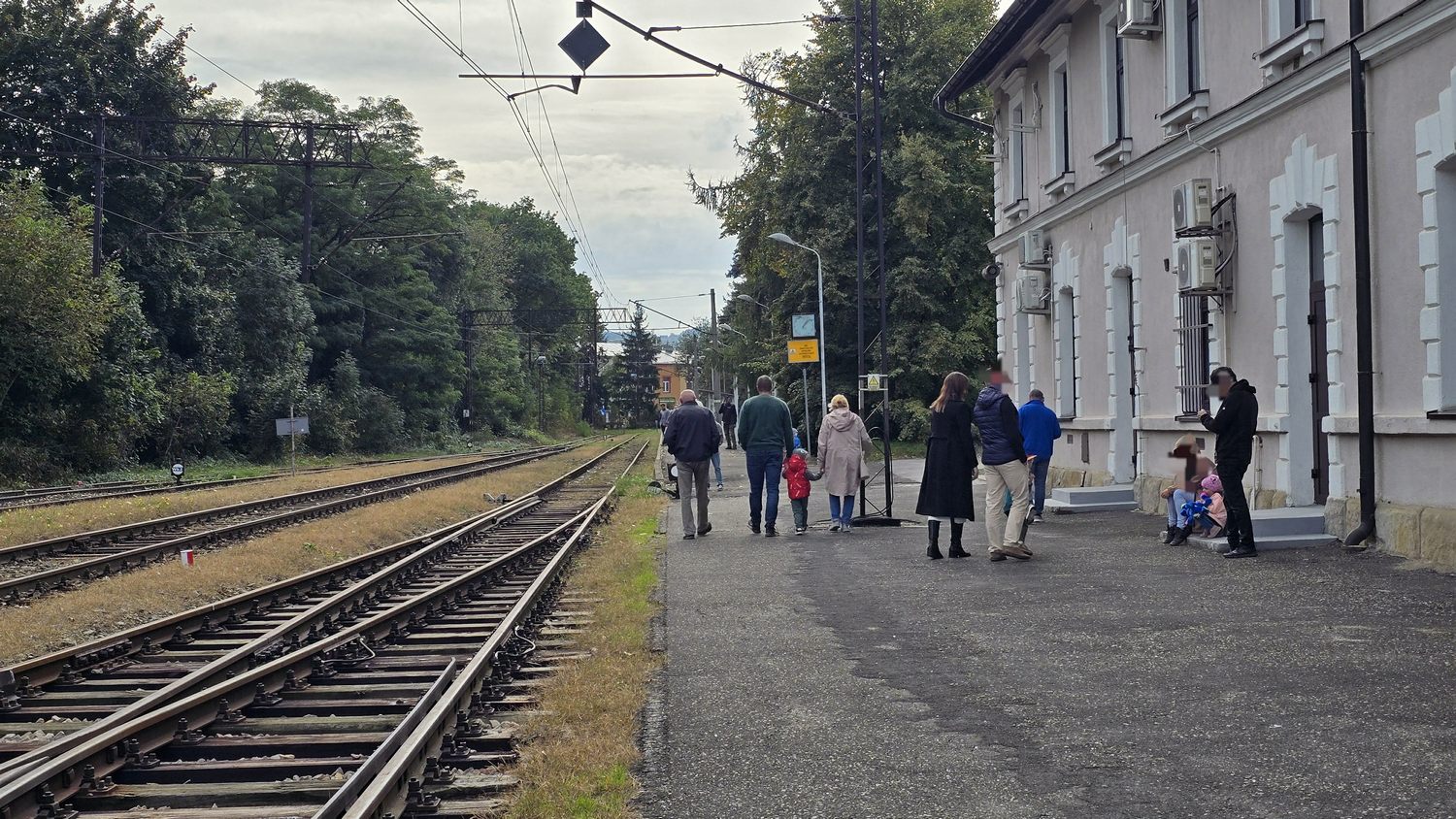 Stacja kolejowa w Gorlicach tętni życiem raz w roku - podczas wizyty pociągu retro. Fot. Gorlice24