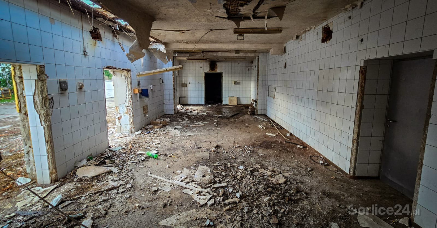 Prace rozbiórkowe części obiektu po dawnych zakładach mięsnych