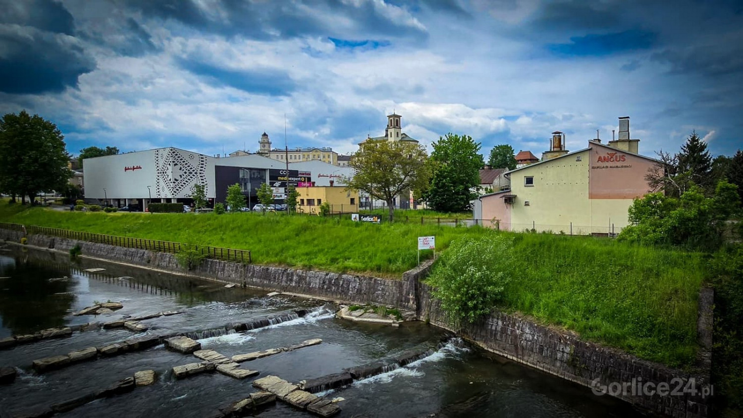 Ten widok panoramy miasta znad rzeki Ropy przeszedł już do historii.