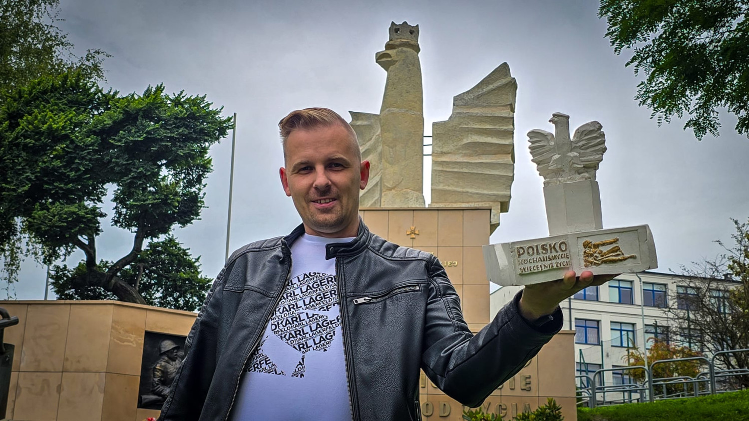 Miniaturowy pierwowzór pomnika w rękach wnuka Władysława Boczonia