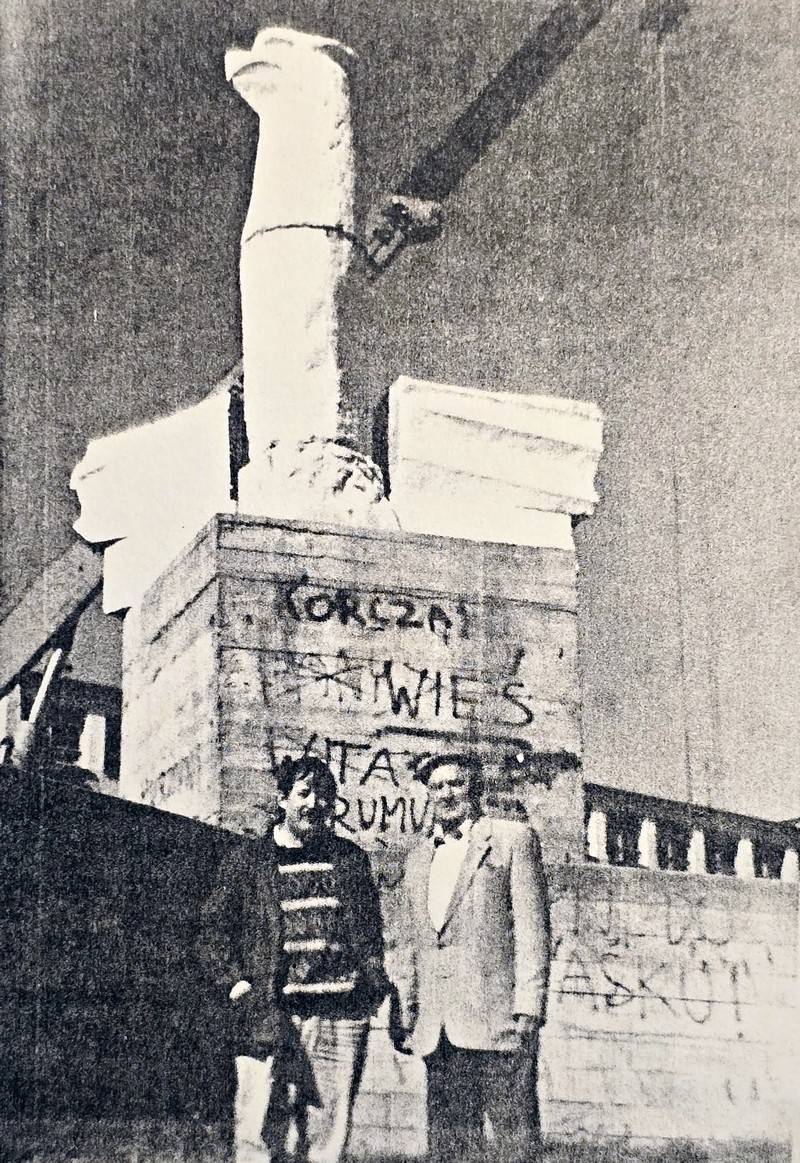 Zdzisław Tohl (po lewej) i Władysław Boczoń (po prawej) przed pomnikiem w budowie (fot. Archiwum Rodzinne)