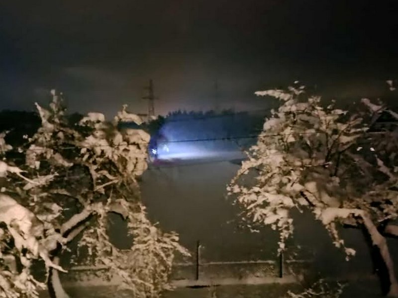 Widoczne z daleko oświetlone miejsce naprawiania uszkodzonej linii energetycznej. Fot. Czytelnik Kamil