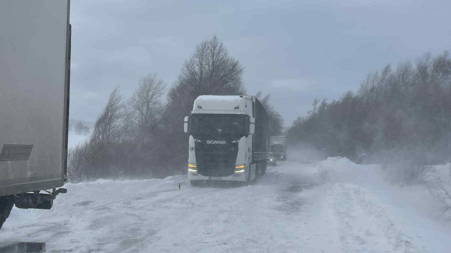 Droga wojewódzka 993 pomiędzy Rozdzielem, a Bednarką zablokowana. Fot. Kamil Bielakiewicz