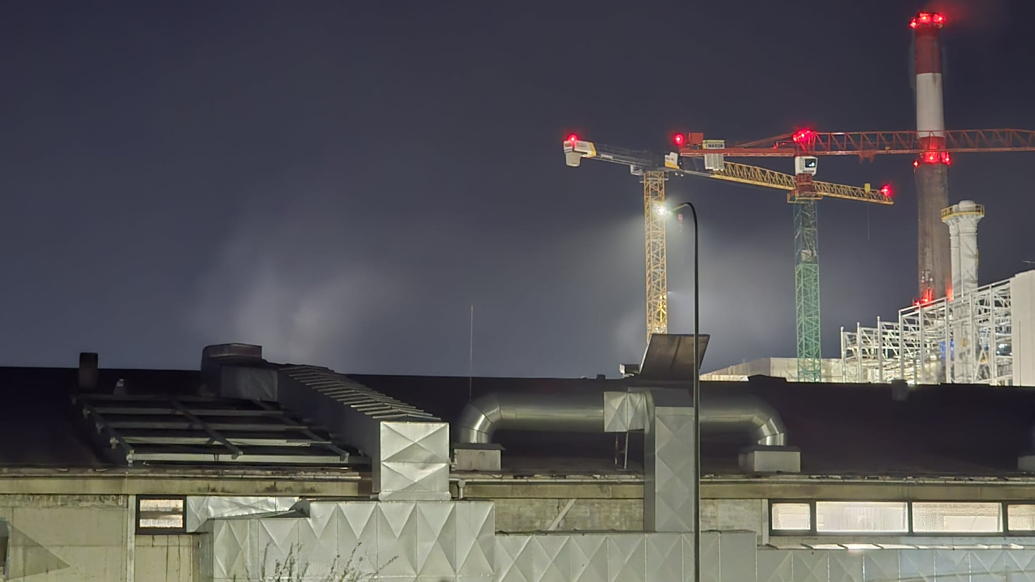 Zadymienie pojawiło się w jednym z obiektów zakładu Empol. fot. Gorlice24