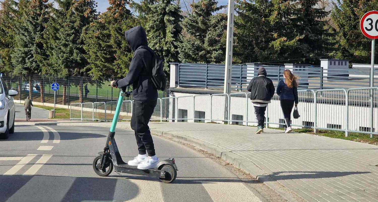 Taki przejazd przez przejście może zakończyć się potrąceniem lub.. mandatem