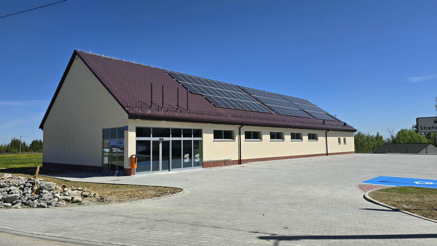 Sklep DINO w Staszkówce jeszcze przed otwarciem (zdjęcie 24 kw.) . Fot. Gorlice24