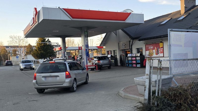 Na stacjach wzmożony ruch widać tylko chwilami. fot. Gorlice24