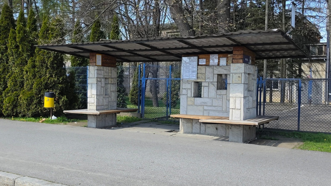 Kamienny przystanek przy ul. Bieckiej