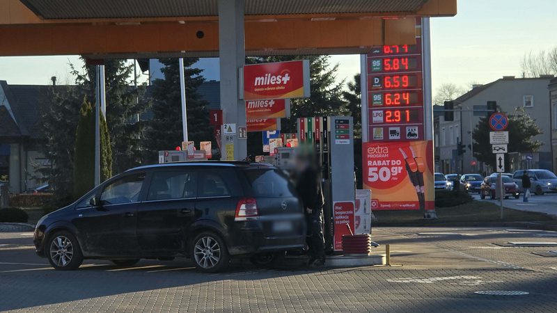 Na stacjach wzmożony ruch widać tylko chwilami. fot. Gorlice24