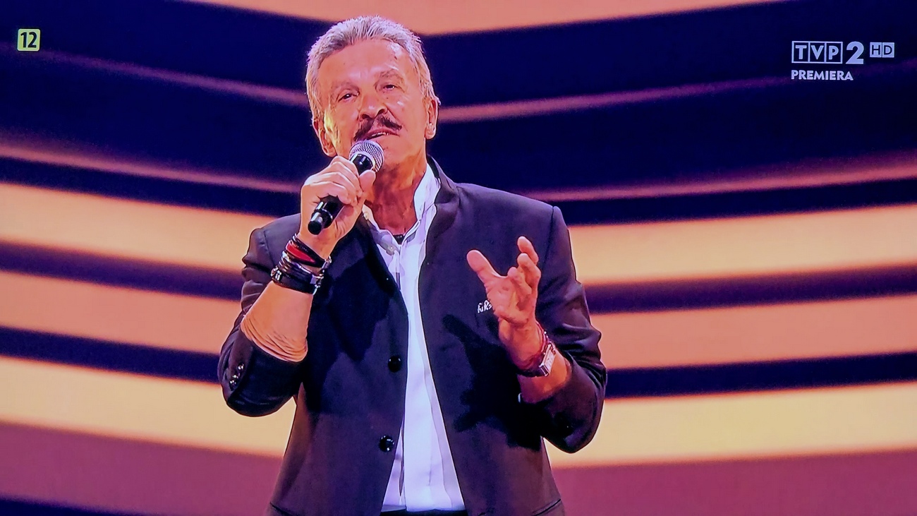 Wojciech Szymański w programie The Voice Senior. Źródło: TVP2 / screenshot