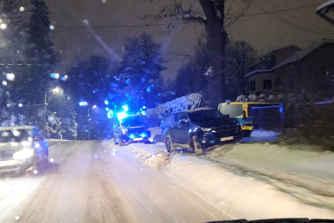 Akcja policji przy pustostanie na ul. Dukielskiej w Gorlicach. Fot. Czytelnik