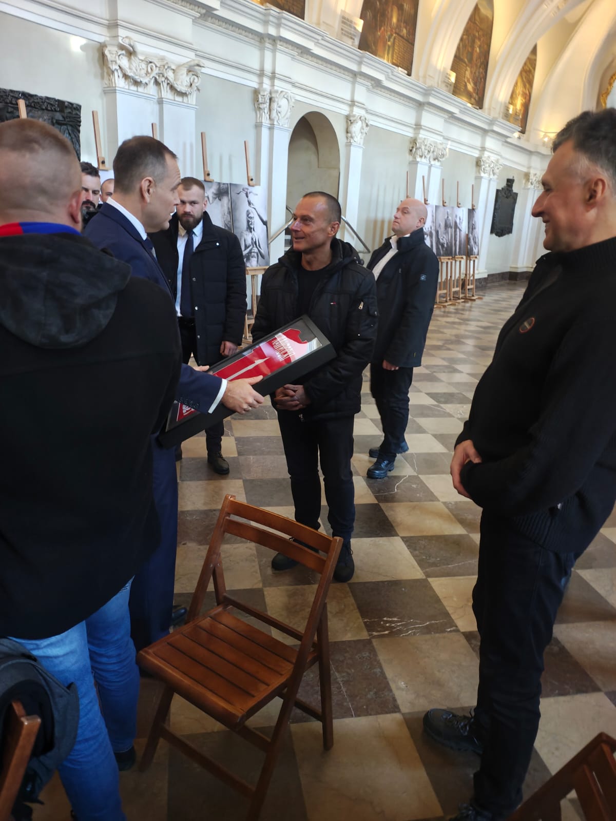 Prezydent otrzymał pamiątkową koszulkę od kibiców Wisły Kraków. Fot. Archiwum Władysława Nowaka