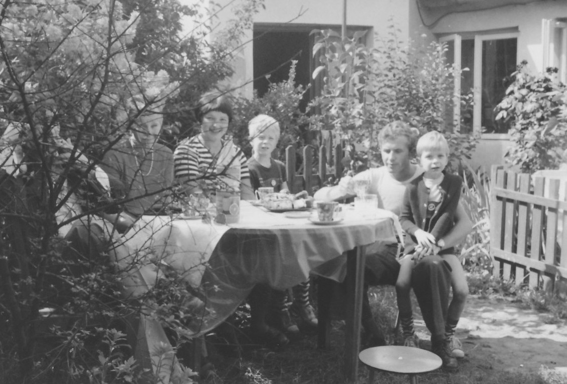 Rodzina Pani Lucyny na podwórku w Warszawie, po odbudowie zburzonego domu podczas Powstania Warszawskiego