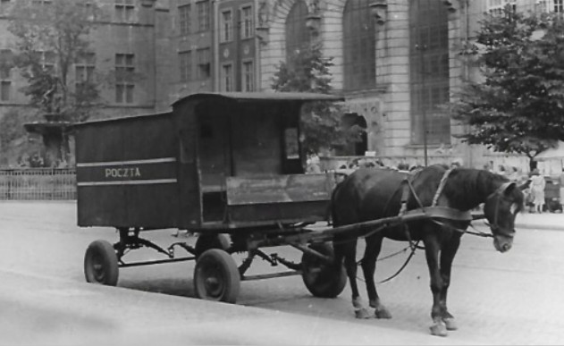 Przykład pocztowego wozu konnego. (Źródło: https://gdansk.gedanopedia.pl/gdansk/?title=Plik:Konny_w%C3%B3z_pocztowy.jpg). Taki sam jeździł po ulicach Gorlic do 1976 roku.
