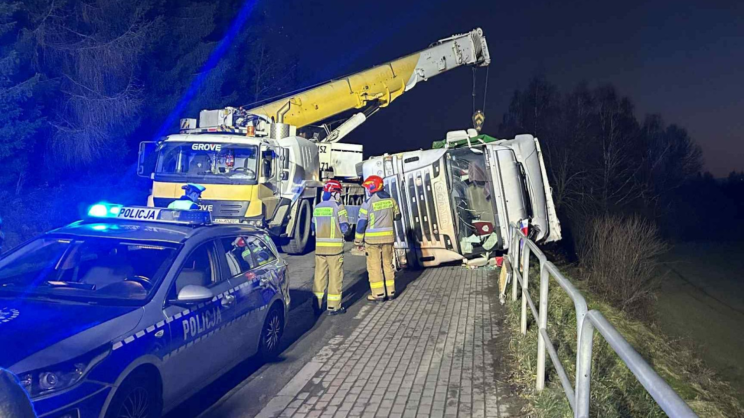 Podnoszenie ciągnika siodłowego z naczepą. fot. OSP Zagórzany